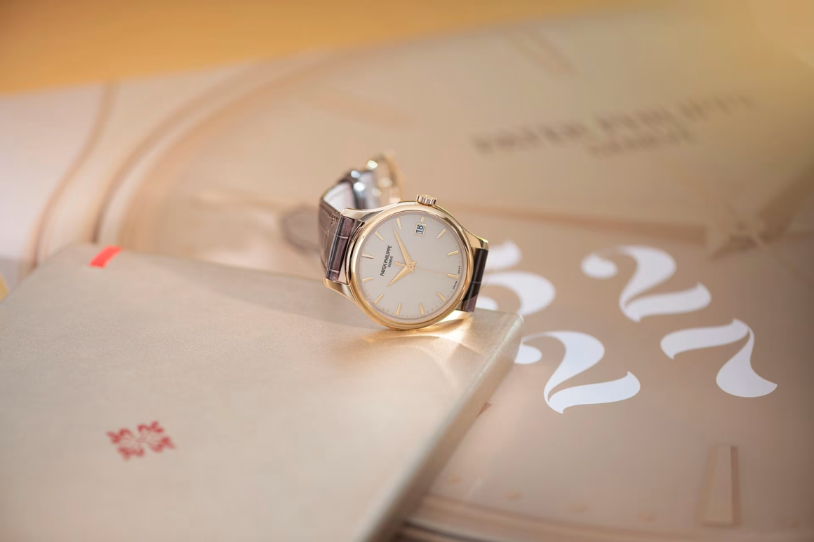 Ayarına bağlı olarak sarı altının karakteri değişir. 18 ayar sarı altın, saatçilikte en yaygın kullanılan formdur, yüzde 75 saf altın içerir ve hem renk hem dayanıklılık açısından ideal dengeyi sunar. 14 ayar altın daha serttir ancak sarı tonu daha soluktur.
